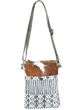CLEA RAY SKU: 55559
Brown Tote With Designed Front And Cowhide Sides NWT